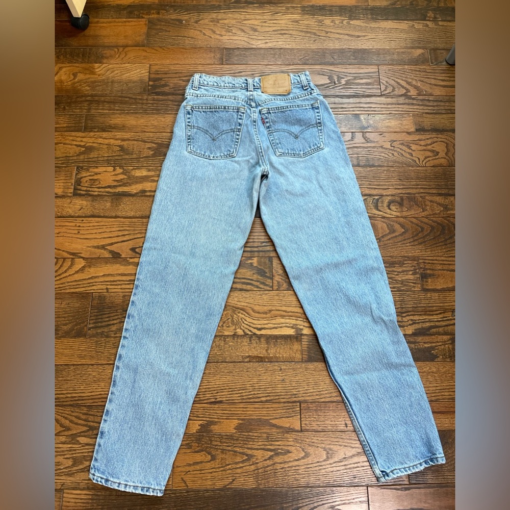 Levi’s size 26/27 size 4 medium wash vintage 550 Relaxed leg tapered jeans